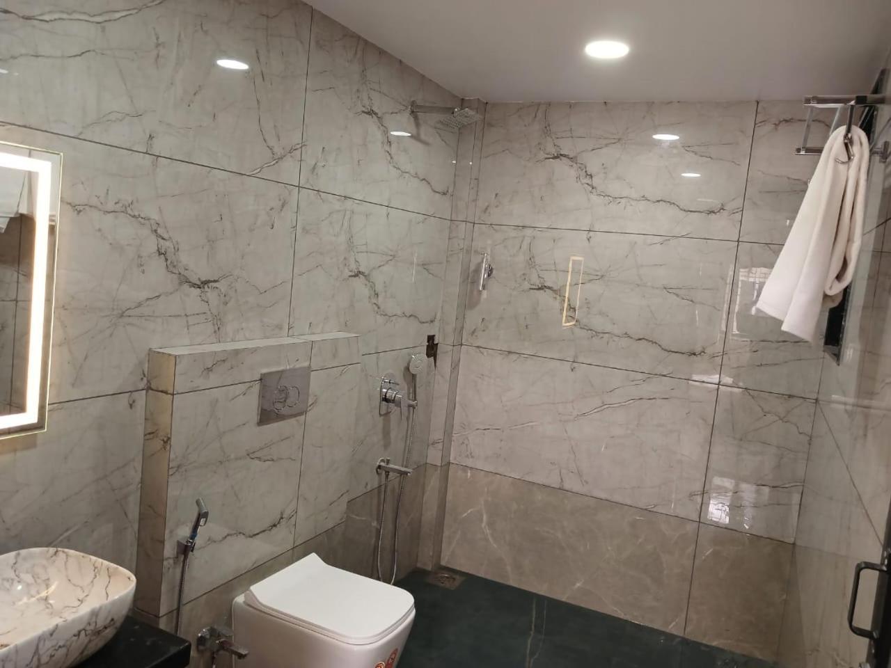Lavish Villa - 3 Bhk Pool With Lawn ロナバラ エクステリア 写真