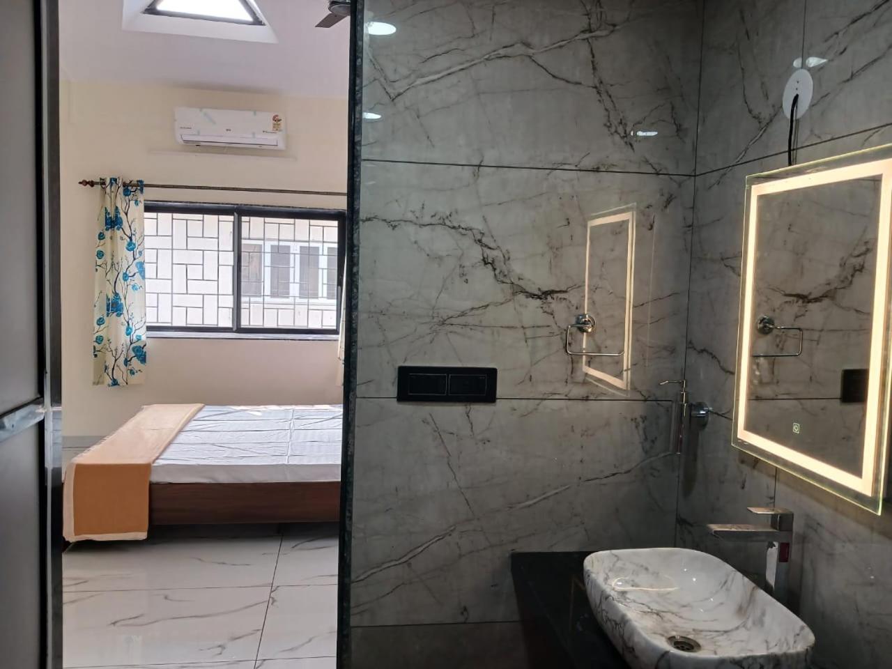 Lavish Villa - 3 Bhk Pool With Lawn ロナバラ エクステリア 写真